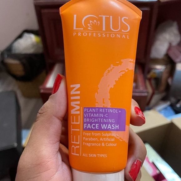 LOTUS Retemin; MAMA EARTH Ubtan ; NYKAA Saffron & Honey - FACE WASH - Set of 3 - Picture 2 of 6